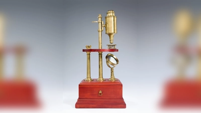 Wissenschaftliche Instrumente aus dem 18. Jahrhundert – hier ein zusammengesetztes Mikroskop – zeigt die Sonderausstellung „Wissensdurst und Aufklärung” im Bayerischen Nationalmuseum. (Foto: © Bayerisches Nationalmuseum)