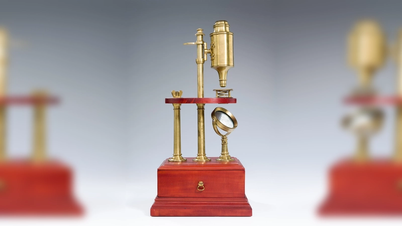 Wissenschaftliche Instrumente aus dem 18. Jahrhundert – hier ein zusammengesetztes Mikroskop – zeigt die Sonderausstellung „Wissensdurst und Aufklärung” im Bayerischen Nationalmuseum. (Foto: © Bayerisches Nationalmuseum)