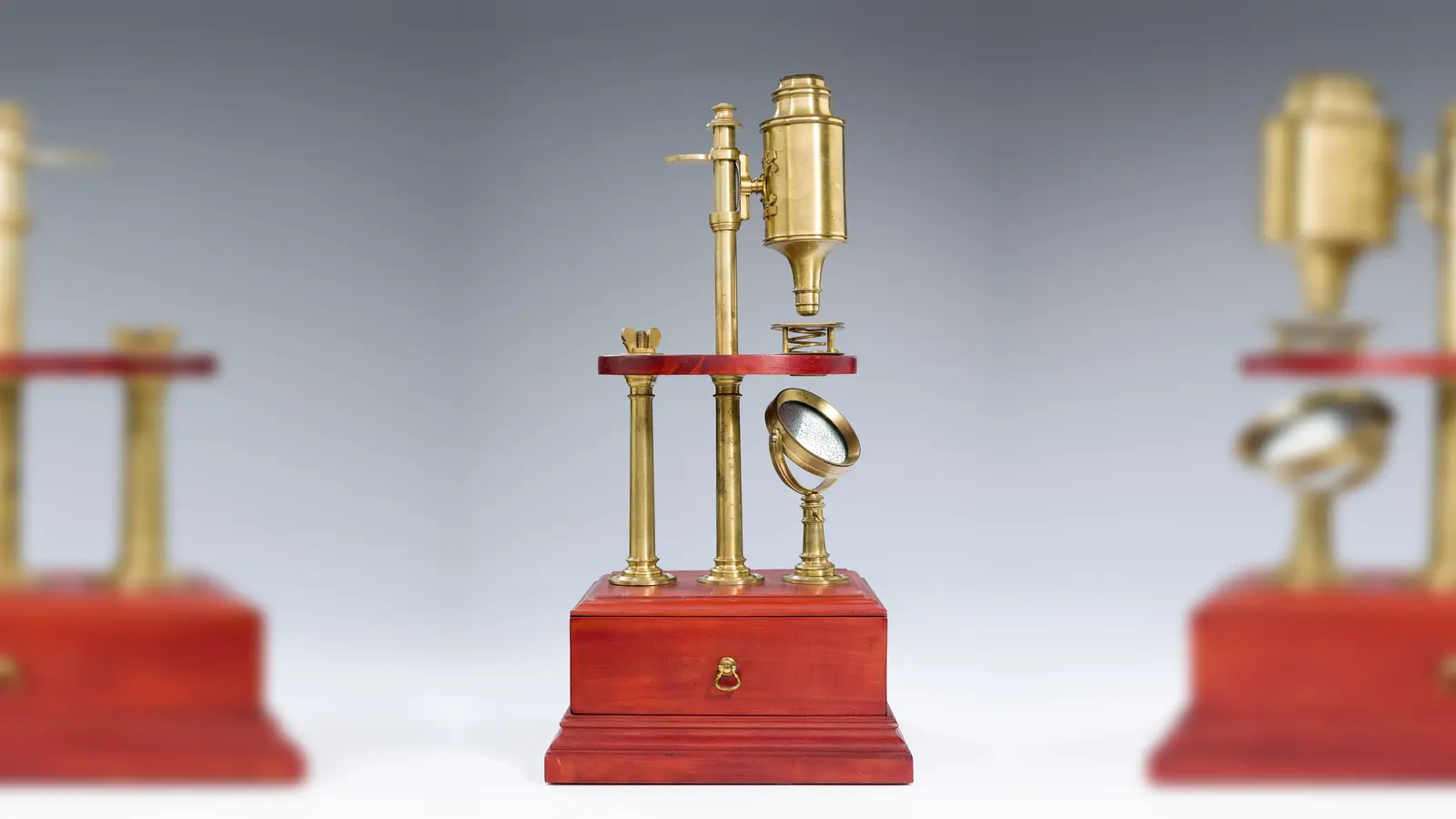 Wissenschaftliche Instrumente aus dem 18. Jahrhundert – hier ein zusammengesetztes Mikroskop – zeigt die Sonderausstellung „Wissensdurst und Aufklärung” im Bayerischen Nationalmuseum. (Foto: © Bayerisches Nationalmuseum)