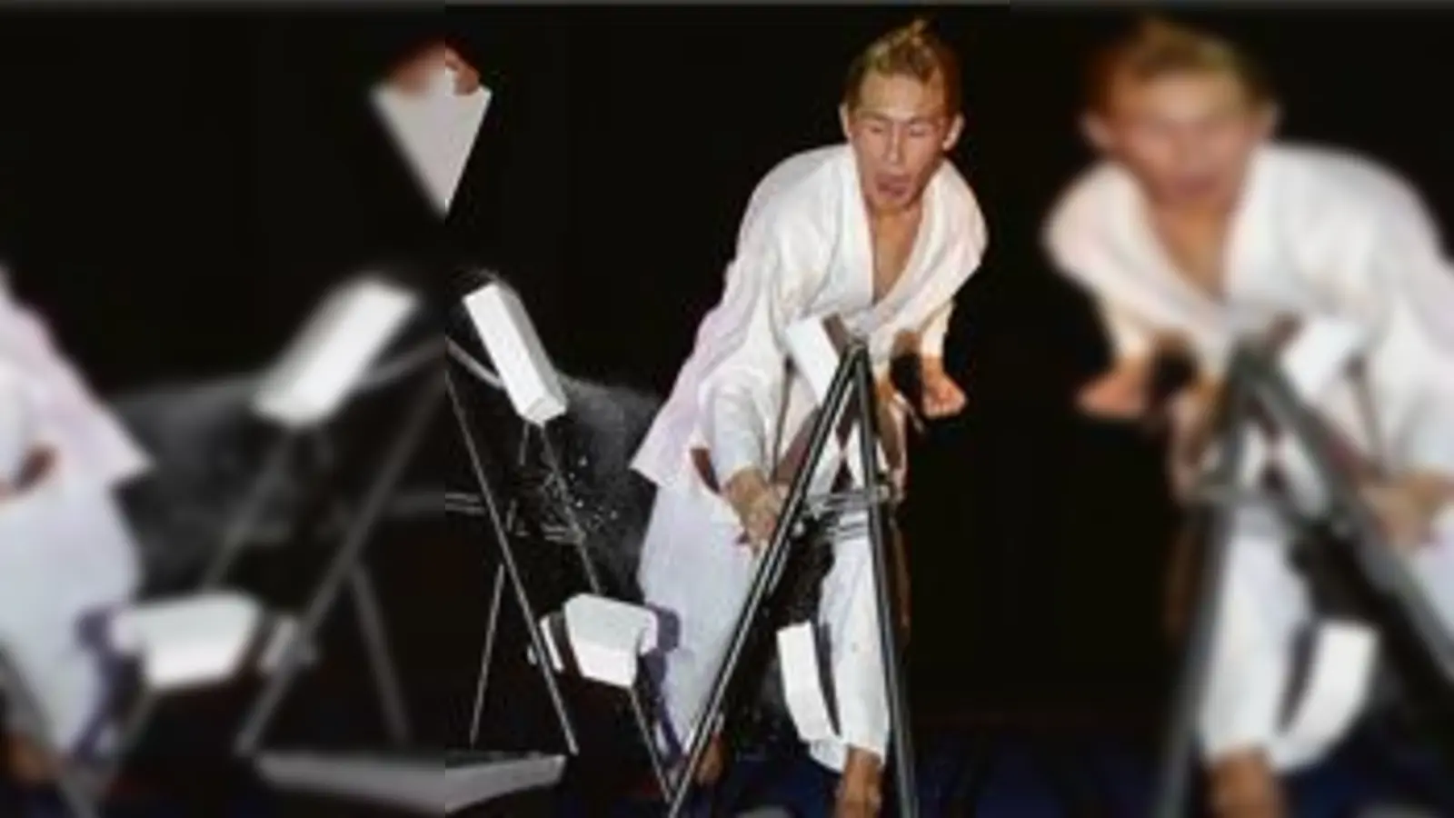 Aus Steinen werden Brösel: Der Echinger Karatekämpfer Maxi Mathes zeigte bei der Budo-Gala sein ganzes  (Foto: SC Eching)