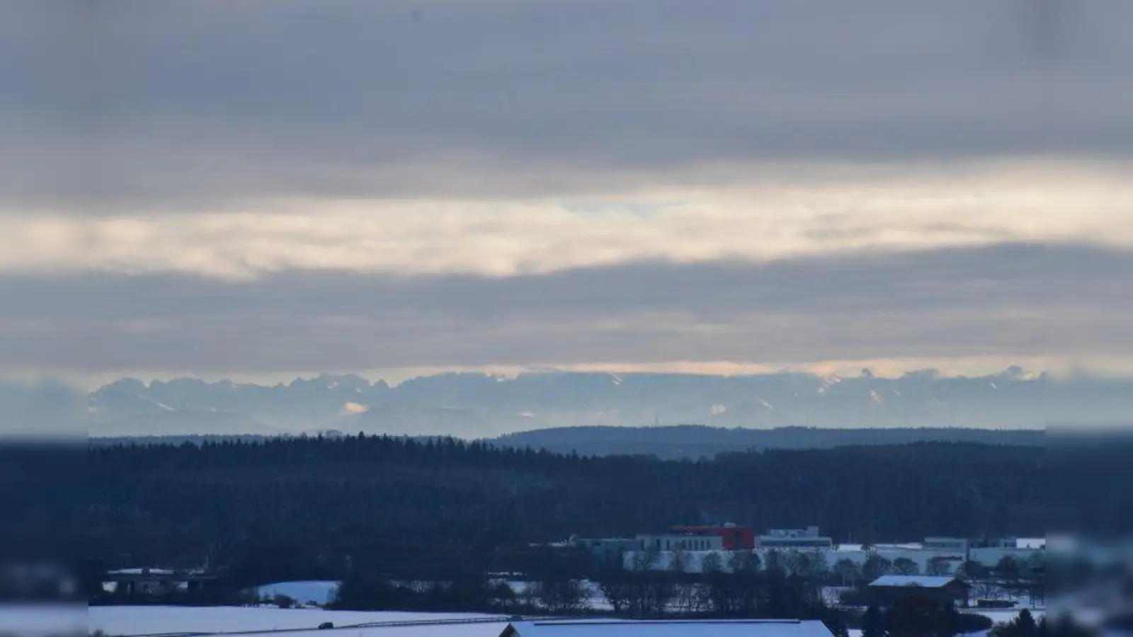 Sein Markenzeichen: der rote Würfel. Das bereits bestehende Gewerbegbiet Gilching Süd soll in baldiger Zukunft einen Nachbarn erhalten. Hinter dem Porsche-Zentrum ensteht das neue Gewerbegebiet Gilching Nord. (Foto: Huss-Weber)