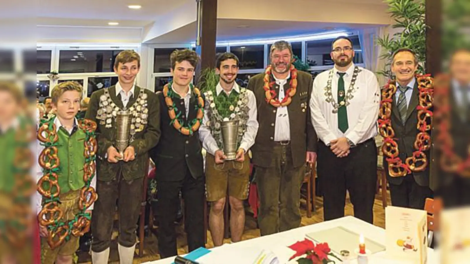 Die neuen  (Foto: Jugendbrezenkönig Leopold Dinkel, Jugendschützenkönig Sebastian Herrmann, Jugendwurstkönig Daniel Curl, Schützenkönig Michael Neumayer jun., LP-Wurstkönig Franz-Josef Pfeffer, LP-König Martin Hartl und LP-Brezenkönig Adalbert Manns (v. l)