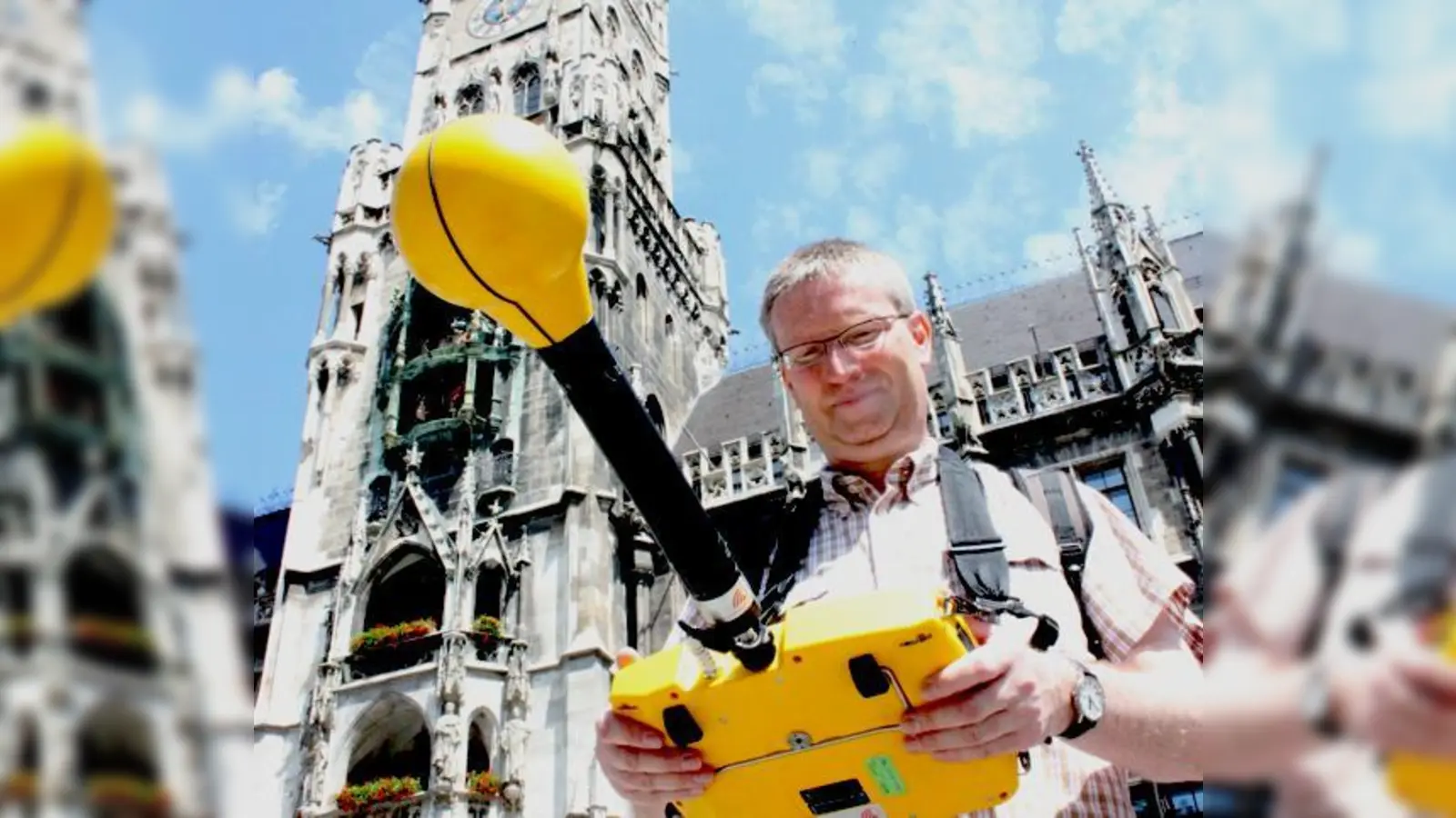 Dr. Christian Bornkessel mit dem Spektrum-Analysator  auf einem der »bestrahltesten« Plätze Münchens, dem  Marienplatz.	 (Foto: cr)
