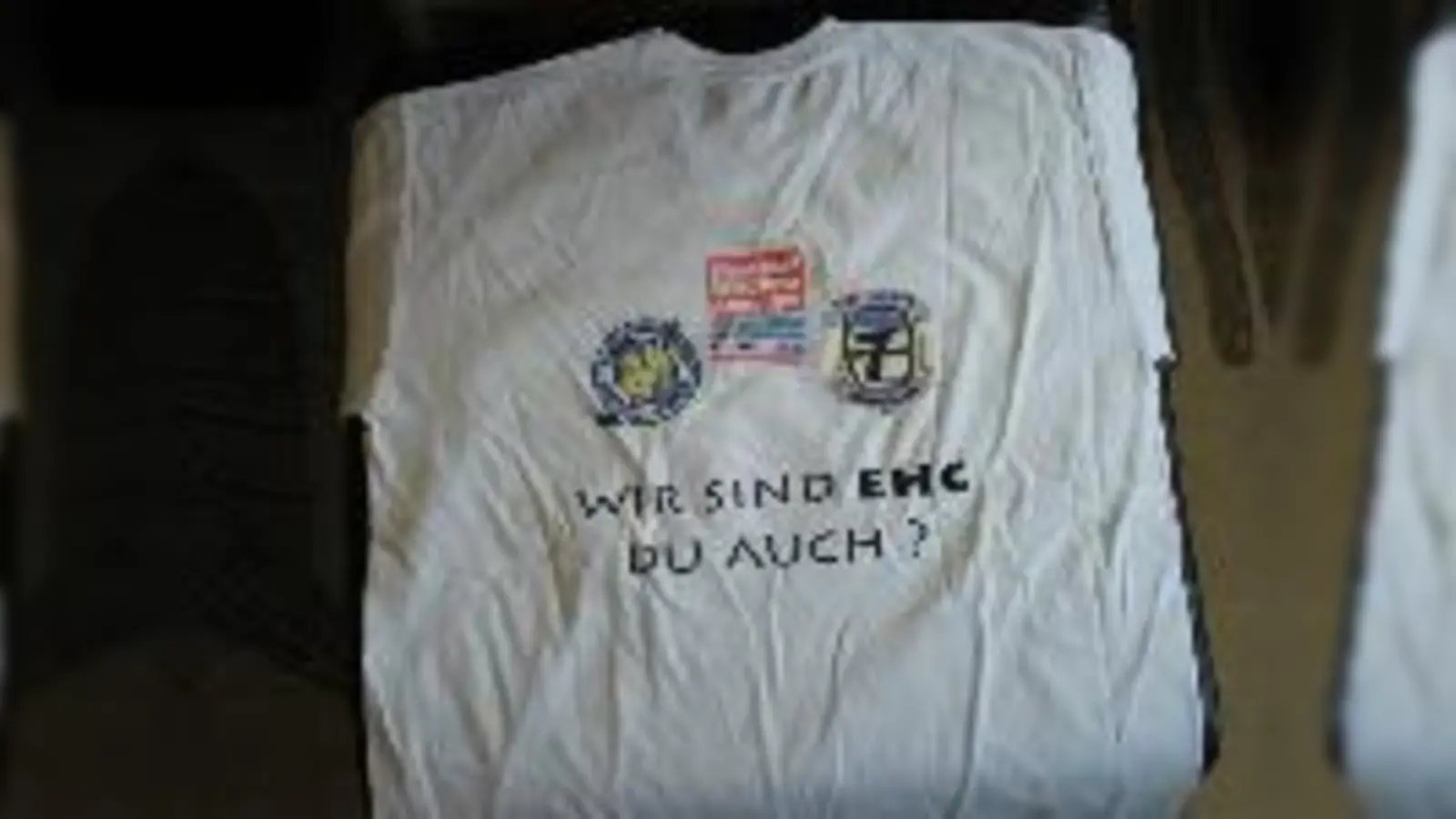 „Wir sind  (Foto: "Rettungs-T-Shirts" für die Fans.)