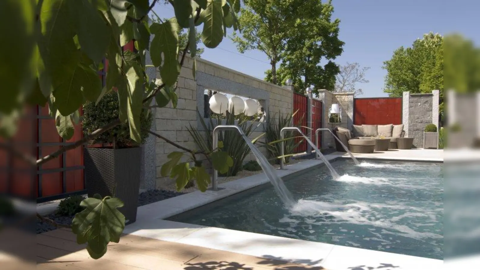 Bald ist wieder Badesaison: Das Wasser wird eingelassen in Schwimmteiche und Pools. (Foto: Schleitzer)