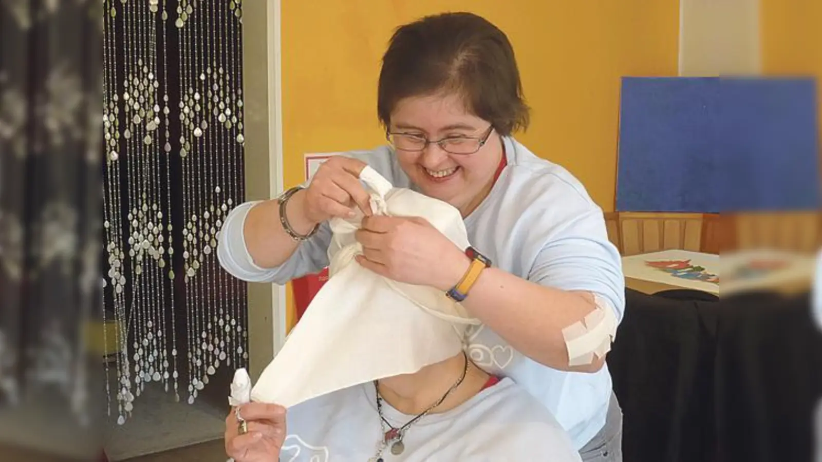 Besonderes großen Spaß hatten die Teilnehmer mit dem so genannten Dreiecktuch.	 (Foto: BRK Ebersberg)