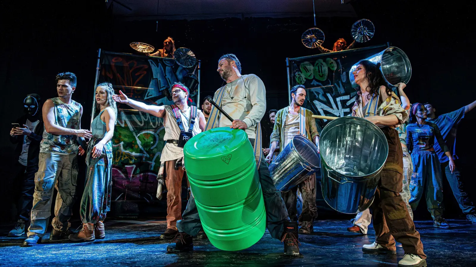 Zum Trommeln gehört bei „No Network” auch viel Tanz. (Foto: Paul Voicu)