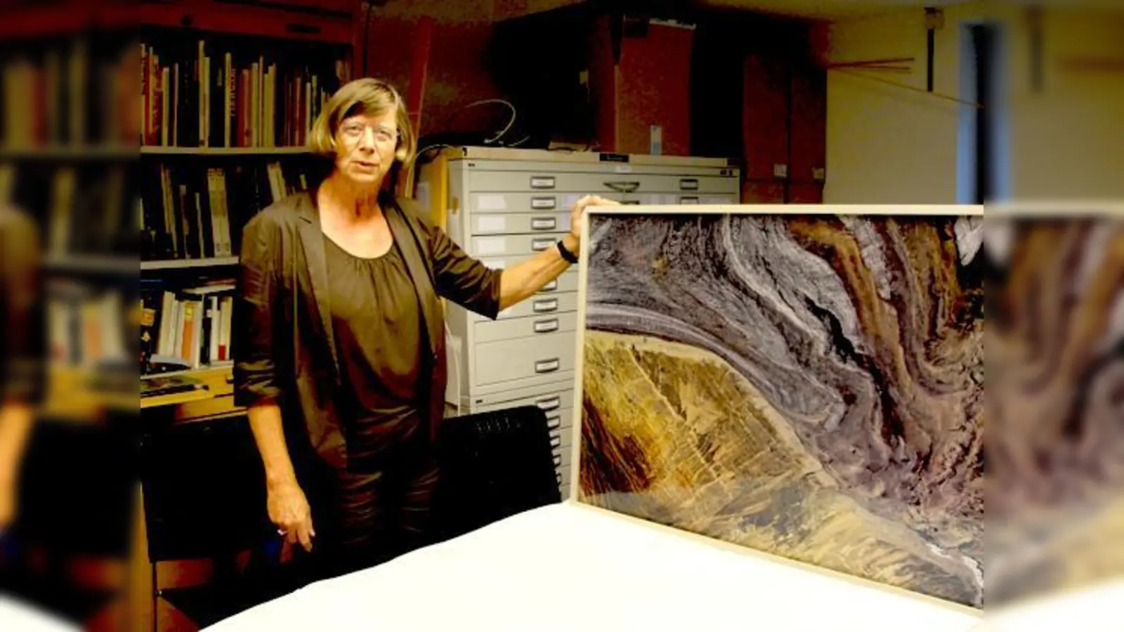 Museumsleiterin Gisela Hesse mit einem der Bilder aus der aktuellen Ausstellung »Wüste«. Nächstes Jahr wird das Museum in der Orangerie des Ismaninger Schloss-Ensembles 20 Jahre alt.	 (Foto: cs)