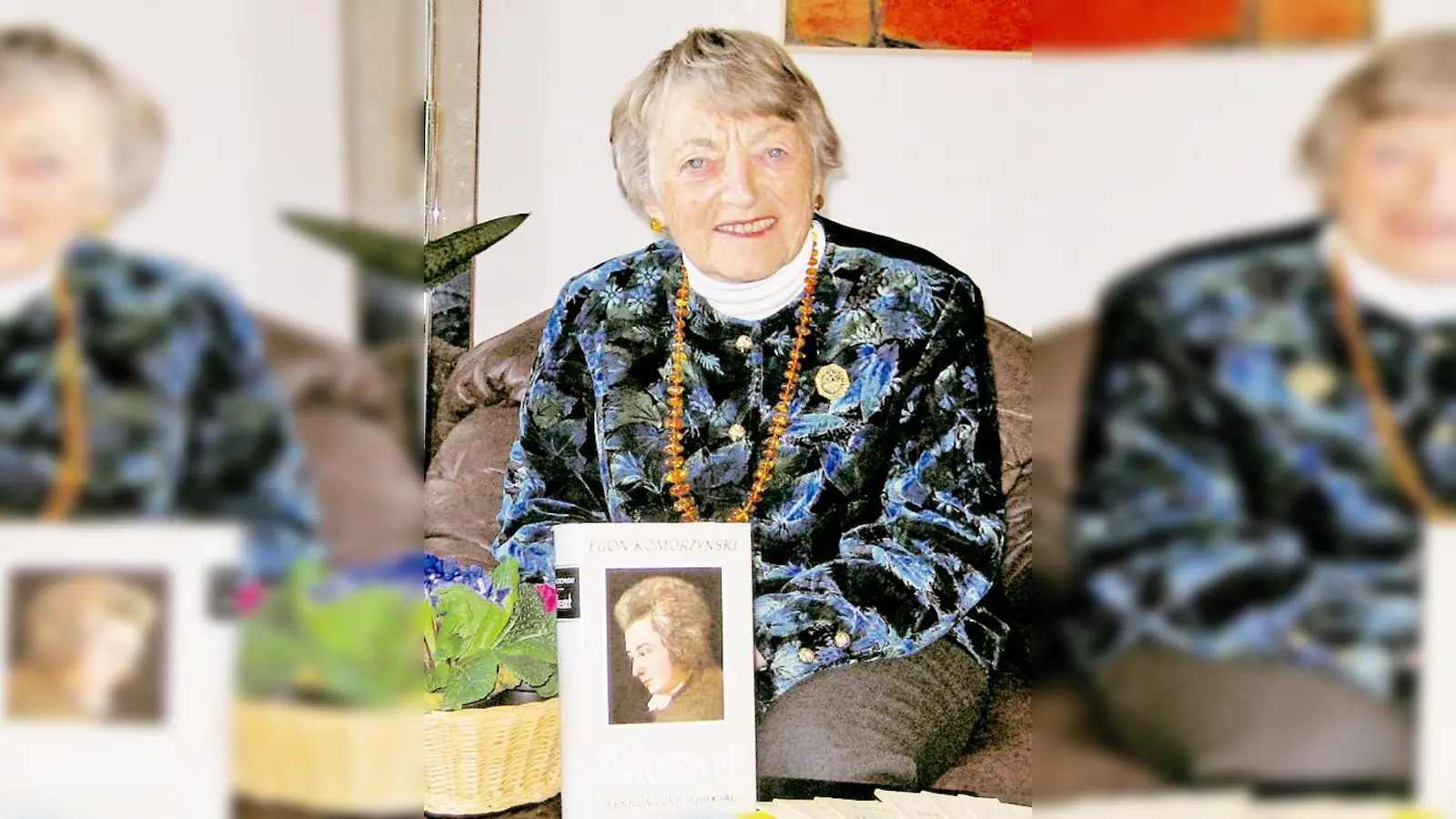 Luise Rauch schenkte dem FamilienZentrum Text­bücher für die Kultur-Bücherei.  (Foto: Privat)