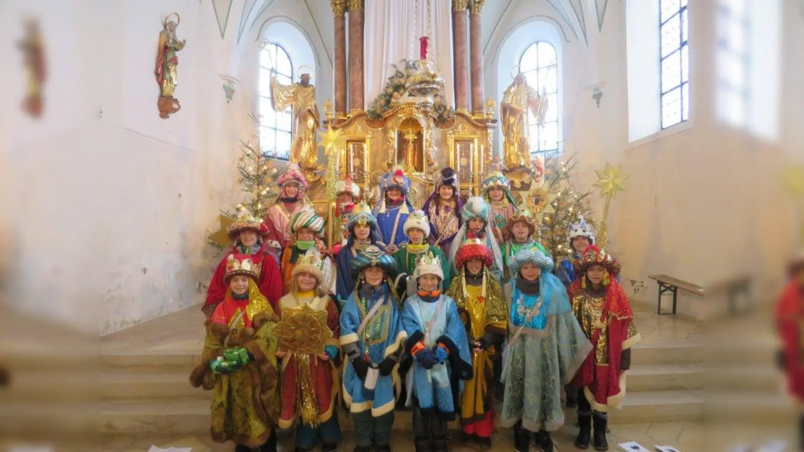 In Frieding sind bei winterlichen Temperaturen 19 Kinder und Jugendliche als „Heilige Drei Könige“ durch das Dorf gezogen und haben für die Aktion Micanto in Peru gesammelt. Insgesamt sind rund 2.200 Euro zusammengekommen. (Foto: PGR Frieding)