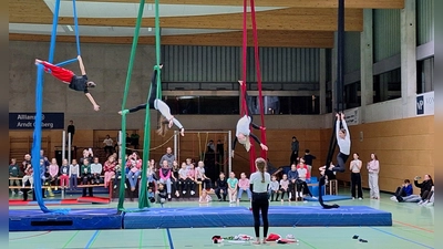 Spektakuläre Vorführung unter dem Hallendach – die Vertikaltuchakrobaten der Sparte Youth Sports. (Foto: Martina Quirling, TSV Neuried)