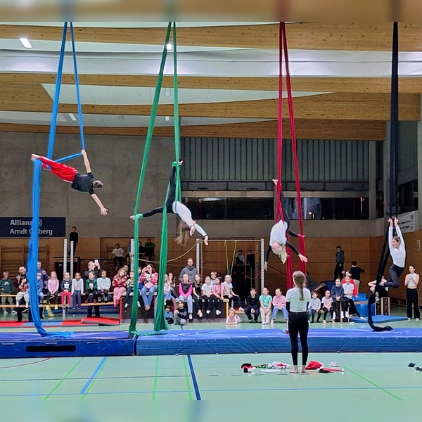 Spektakuläre Vorführung unter dem Hallendach – die Vertikaltuchakrobaten der Sparte Youth Sports. (Foto: Martina Quirling, TSV Neuried)