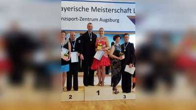 Freuen sich über ihre Goldmedaille: Beatrice Kobras und Wolfgang Weinthaler. (Foto: TSC Ammersee e.V.)