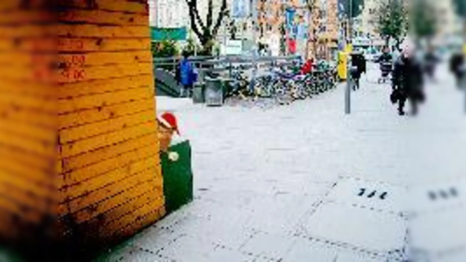 Gerade war er noch da, doch für die Kamera ist der Wichtel einfach zu schnell. Möglicherweise hält er sich noch immer in der Umgebung des Rosenheimer Platzes auf.	 (Foto: Privat)