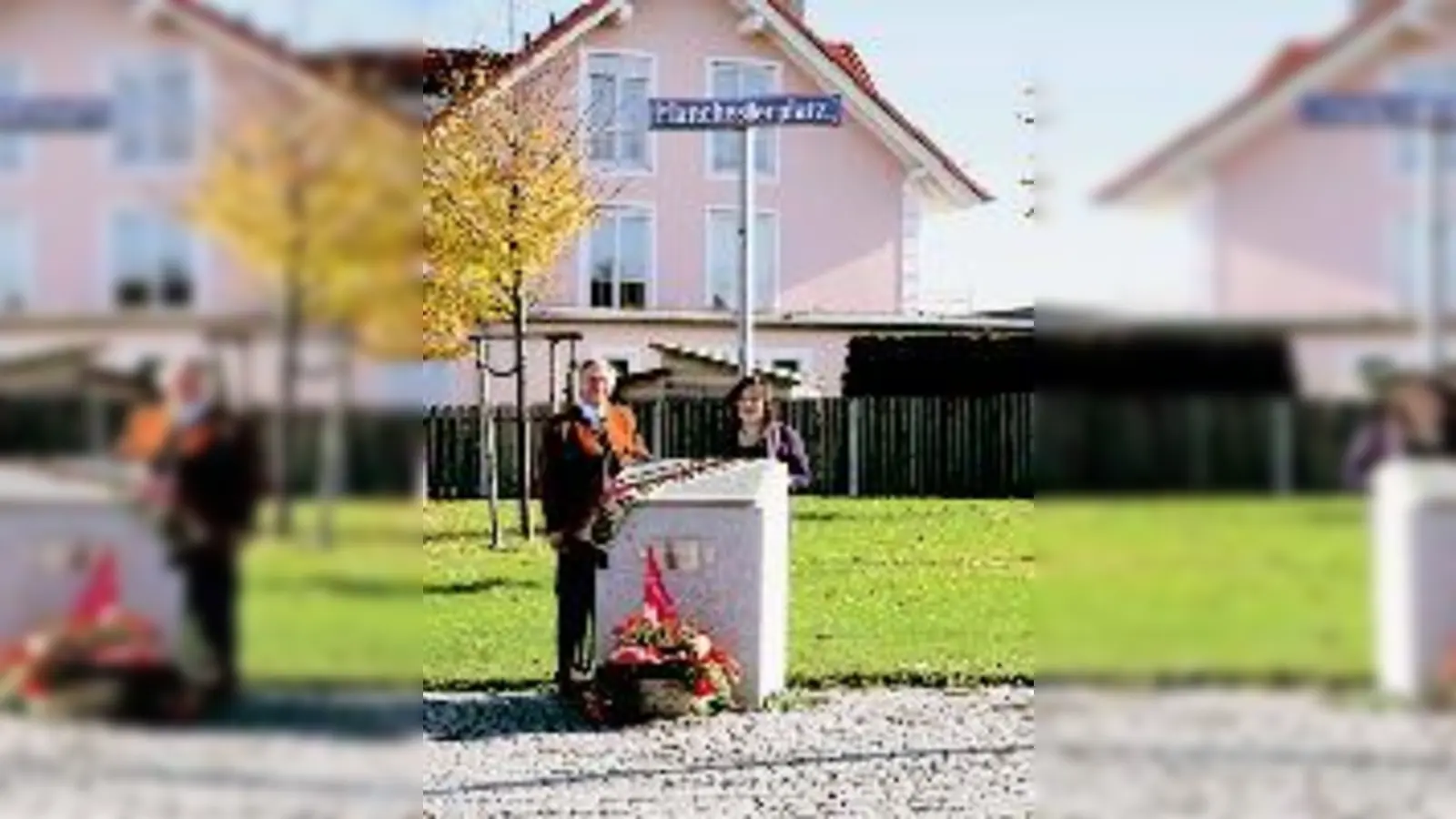 Regina Salzmann und Hermann Memmel freuen sich über die Aufstellung des Straßenschildes. (Foto: Privat)