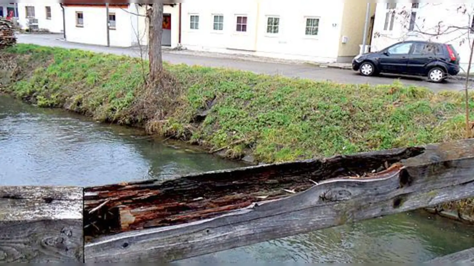 Kaputtgefault ist dieser Handlauf an einer der größten Brücken im Zuge der Ortsdurchfahrt von Langenpreising. Hier bleibt nur noch ein Ersatz. 	 (Foto: sy)