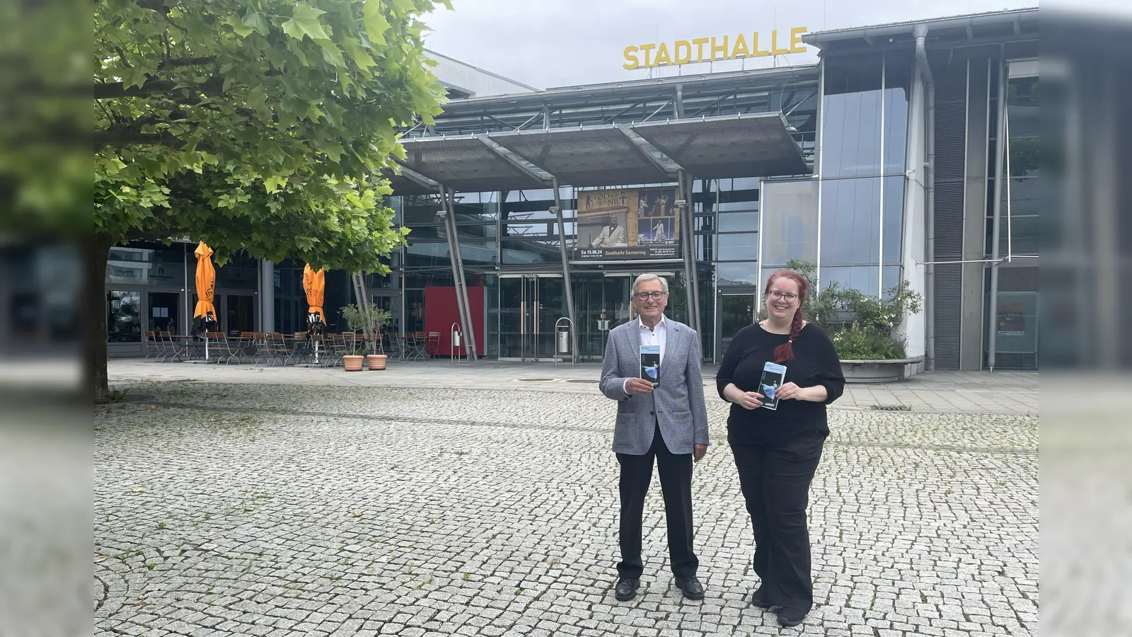 Kathrin Jacobs und Hans Pichelmaier vor der Stadthalle Germering. (Foto: pst)