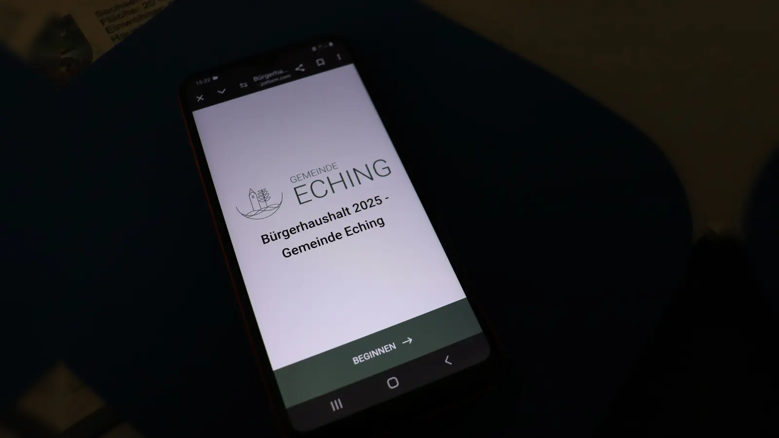Über die Eching-App kann man seine Stimmen für die Bürgerhaushalts-Vorschläge abgeben. Dies ist aber auch per E-Mail oder Brief möglich.  (Foto: mha, App: Gem. Eching)