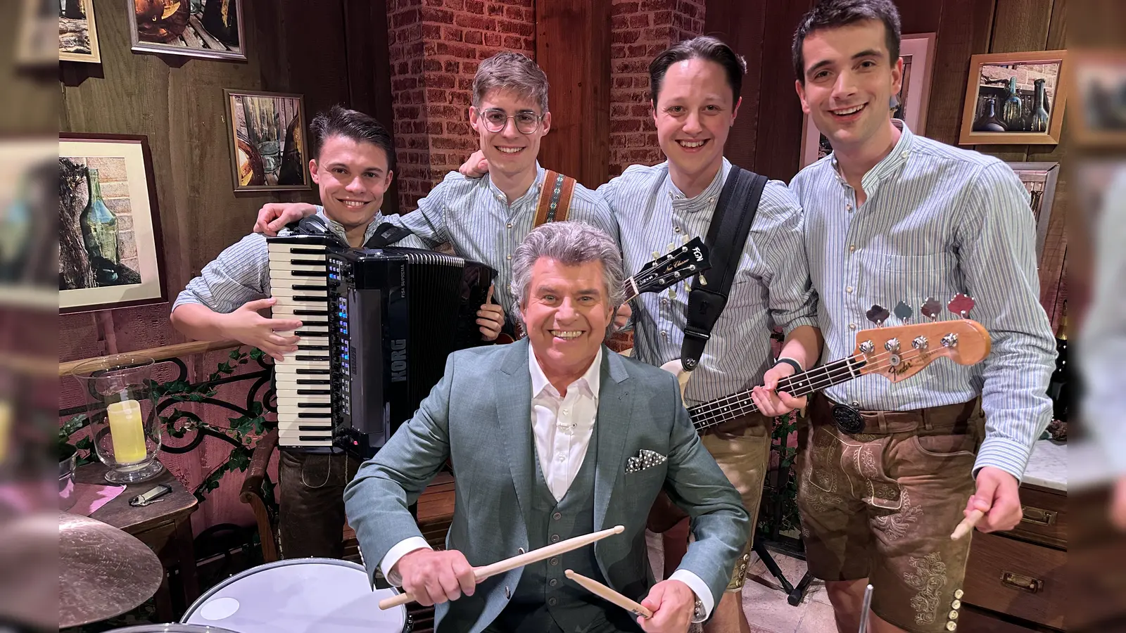 Von links: Stefan Bauer, Lukas Forster, Gastgeber Andy Borg, Ferdinand Bauer und Martin Kneißl in den SWR-Studios in Baden-Baden. (Foto: privat)