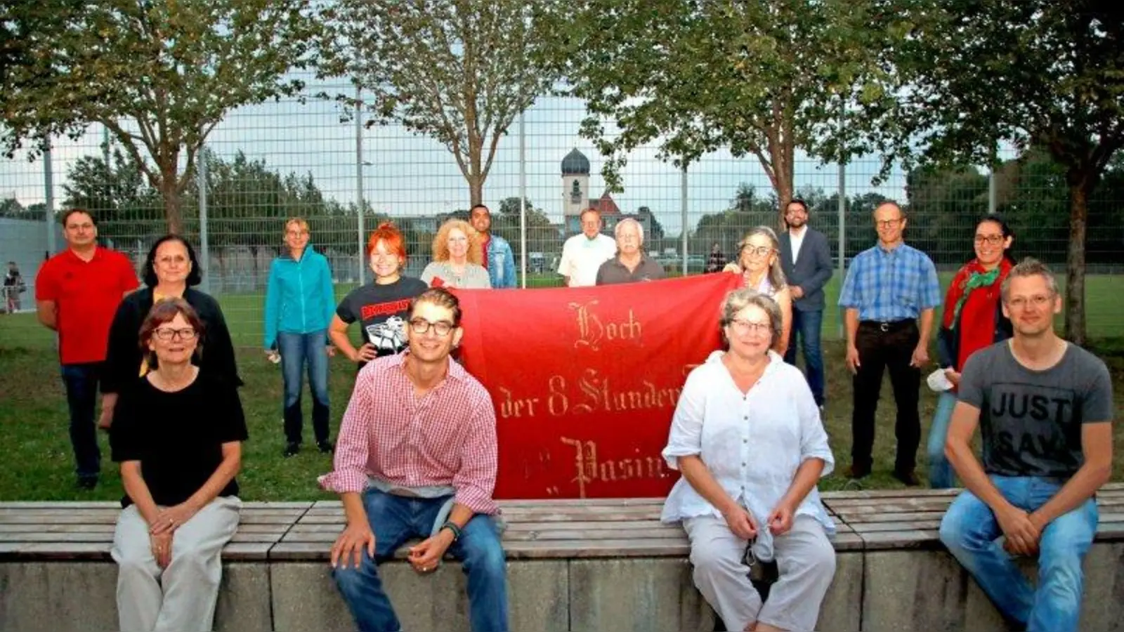 Der neugewählte Vorstand der SPD Pasing mit der Traditionsfahne des Ortsvereins aus dem 19. Jahrhundert. Vordere Reihe von links: Christa Weigl-Schneider (Vorsitzende), Raoul Koether (Vorsitzender), Viola Drewanz (Kassiererin), Marcus Krupar (stellv. Vorsitzender); hintere Reihen von links: Sebastian Raguse (Schriftführer) und die Beisitzer Walburga Gerstmayr, Dr. Constanze Söllner-Schaar, Marlene Görsch, Barbara Drescher-Moos, Onat Cibooglu, Richard Roth, Peter Behrendt, Angelica Hagenstein (Revisorin), Robert Hümmer, Dr. Rüdiger Schaar, Daniela Hümmer. (Foto: SPD)