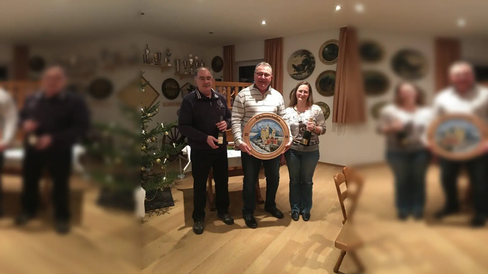 Schützenmeister Paul Wischnewski (von links) gratulierte den Siegern des Nikolausschießens  Peter Adam und Sabine Bayer zu ihren Erfolgen. (Foto: Schützengesellschaft Eintracht" Etterschlag)