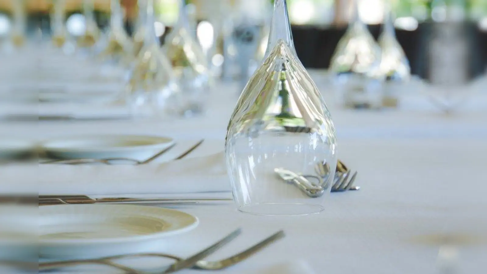 Die IHK München und Oberbayern bietet Schulungen für Gastwirte und informierende Videos an. (Foto: Rainer Sturm/pixelio.de)