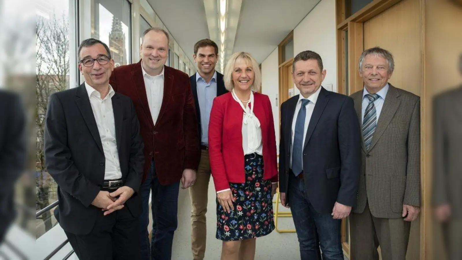 Im Landratsamt wurde das Planspiel „Europa im Rathaus” vorgestellt: v.l. Professor Stefan Rappenglück, Landrat Christoph Göbel, Kirchheims Erster Bürgermeister Maximilian Böltl, Haars Erste Bürgermeisterin Gabriele Müller, Grasbrunns Erster Bürgermeister Klaus Korneder und Planeggs Zweiter Bürgermeister Peter Heizer. (Foto: Gemeinde Planegg/ Jürgen Sauer)