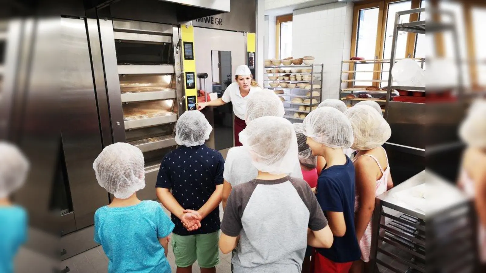 Die Buben und Mädchen aus der Grundschule Lochham ließen sich alles genau erklären. (Foto: Akademie des bayerischen Bäckerhandwerks)