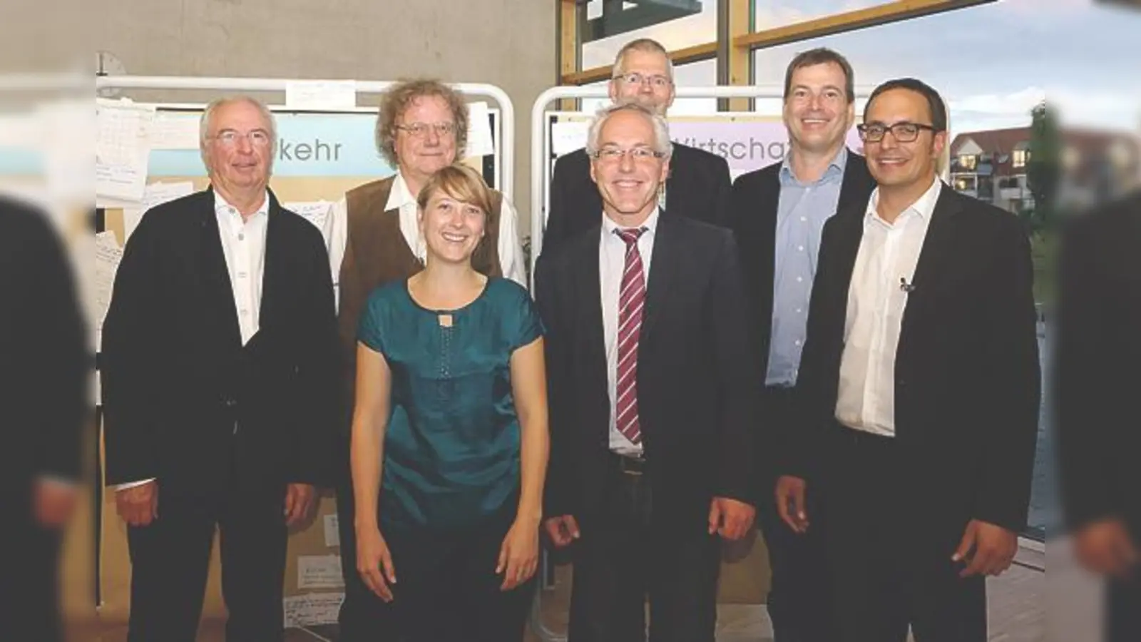 Bürgermeister Günter Heyland (3. v. l.) und die zahlreichen Planer für Unterbiberg.  	 (Foto: Boschert)