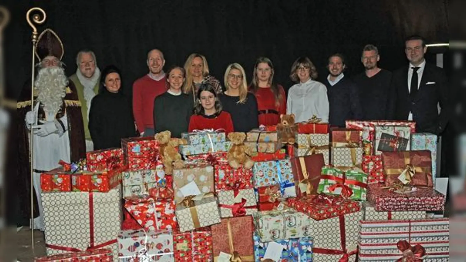 Nikolaus, Anton Schrobenhauser Senior, Stephanie Schrobenhauser, Matthias Sammer, Sophia Alten, Karin Sammer, Aida Saip, Sabine Schlotterbeck, Anton Schrobenhauser Junior, Martin Gruber, Robert Greil bei der Geschenkübergabe.  (F: VA)