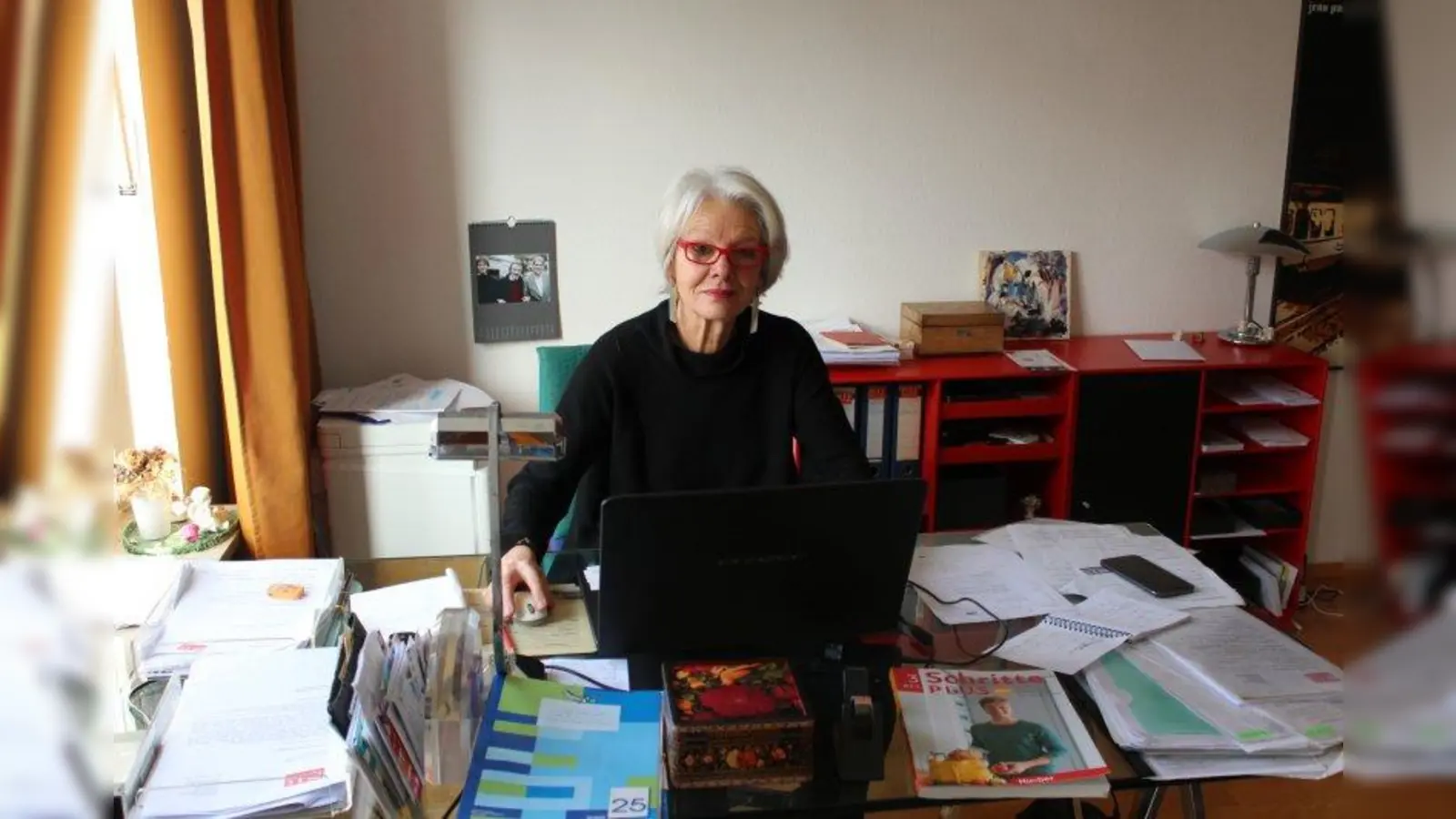 Monika Schulte-Rentrop in ihrem Büro in Neuhausen-Nymphenburg. (Foto: sb)