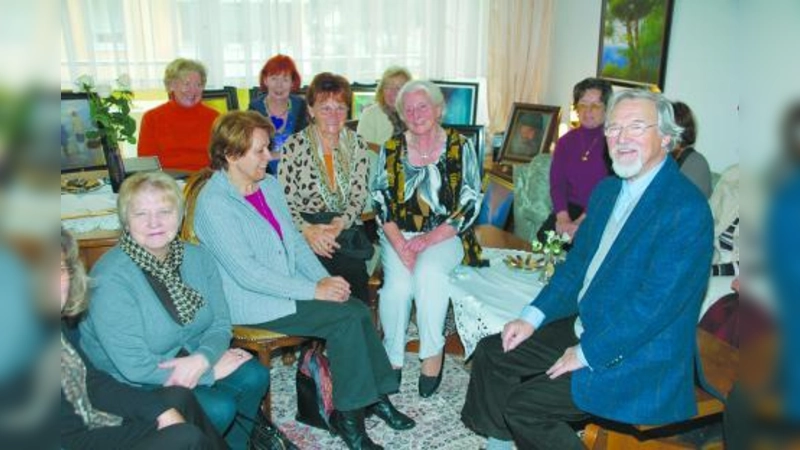 Teilnehmer eines VHS-Kunstseminars zu Besuch bei Christa Fanderl (4.v.r.). (Foto: Lissy Hofmann)