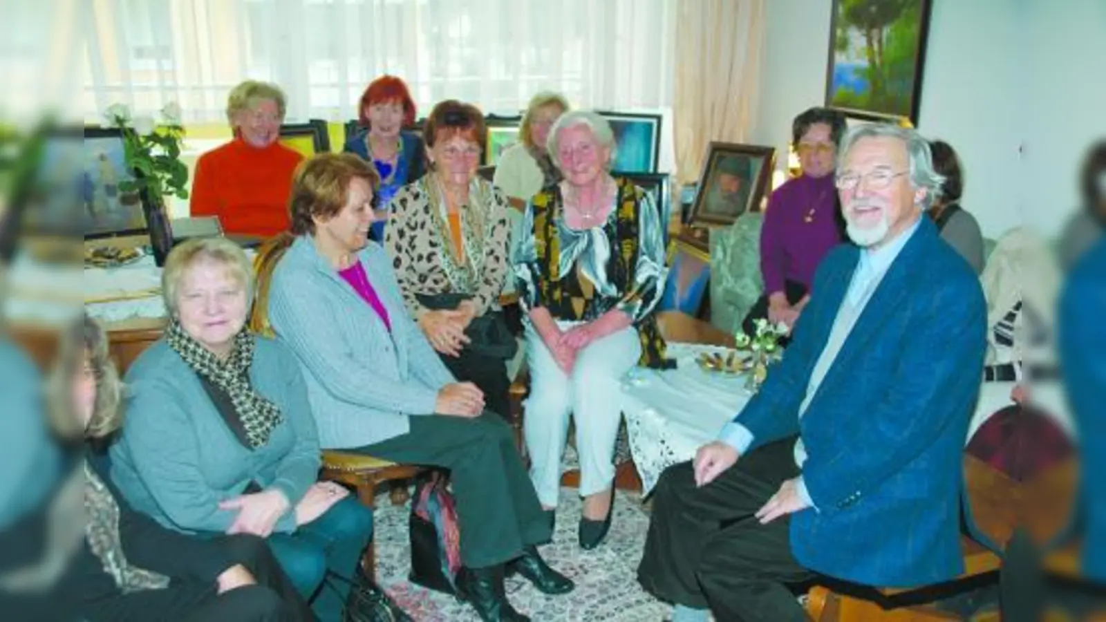 Teilnehmer eines VHS-Kunstseminars zu Besuch bei Christa Fanderl (4.v.r.). (Foto: Lissy Hofmann)