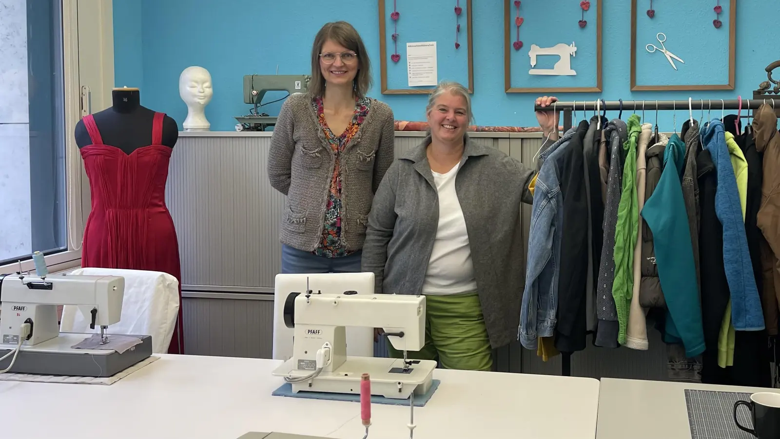 Veran Ahrnhof und Claudia Ludwig (v.l.) laden zur Kleidertauschbörse am kommenden Sonntag ins Shaere ein. (Foto: hw)