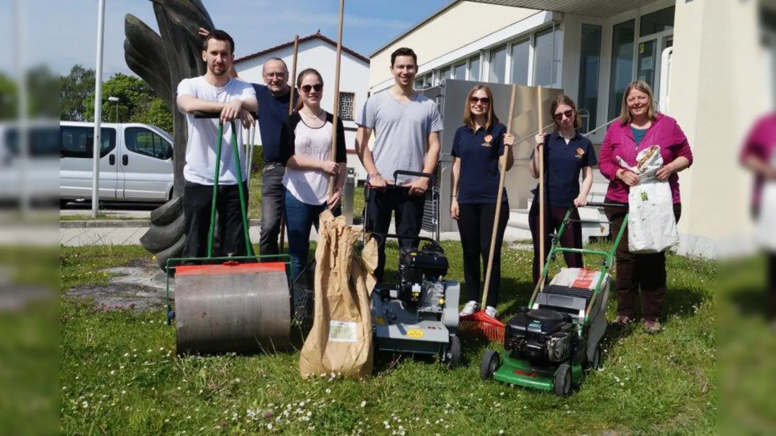 Die „Leos” legen gemeinsam mit Claudia Müller (re.) und Thomas Wieser (2. v. li.) eine ökologische Blumenwiese an. (Foto: pst)