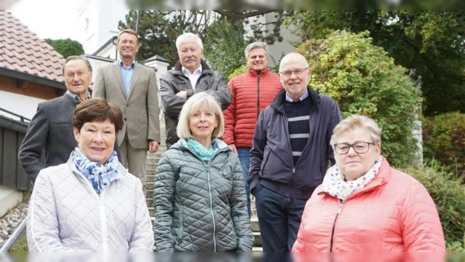 Beim ersten Treffen mit Bürgermeister Stefan Joachimsthaler, die Herren von links nach rechts: Florian Ullmer, Walter Herz, Hermann Dejako (1. Vorsitzender), Bürgermeister Stefan Joachimsthaler, Walter Reisinger. Vorne die Damen von links nach rechts: Adelheid Adam-Utters, Elfi Klarmann, Brigitte Naßl. (Foto: Gemeinde Alling)