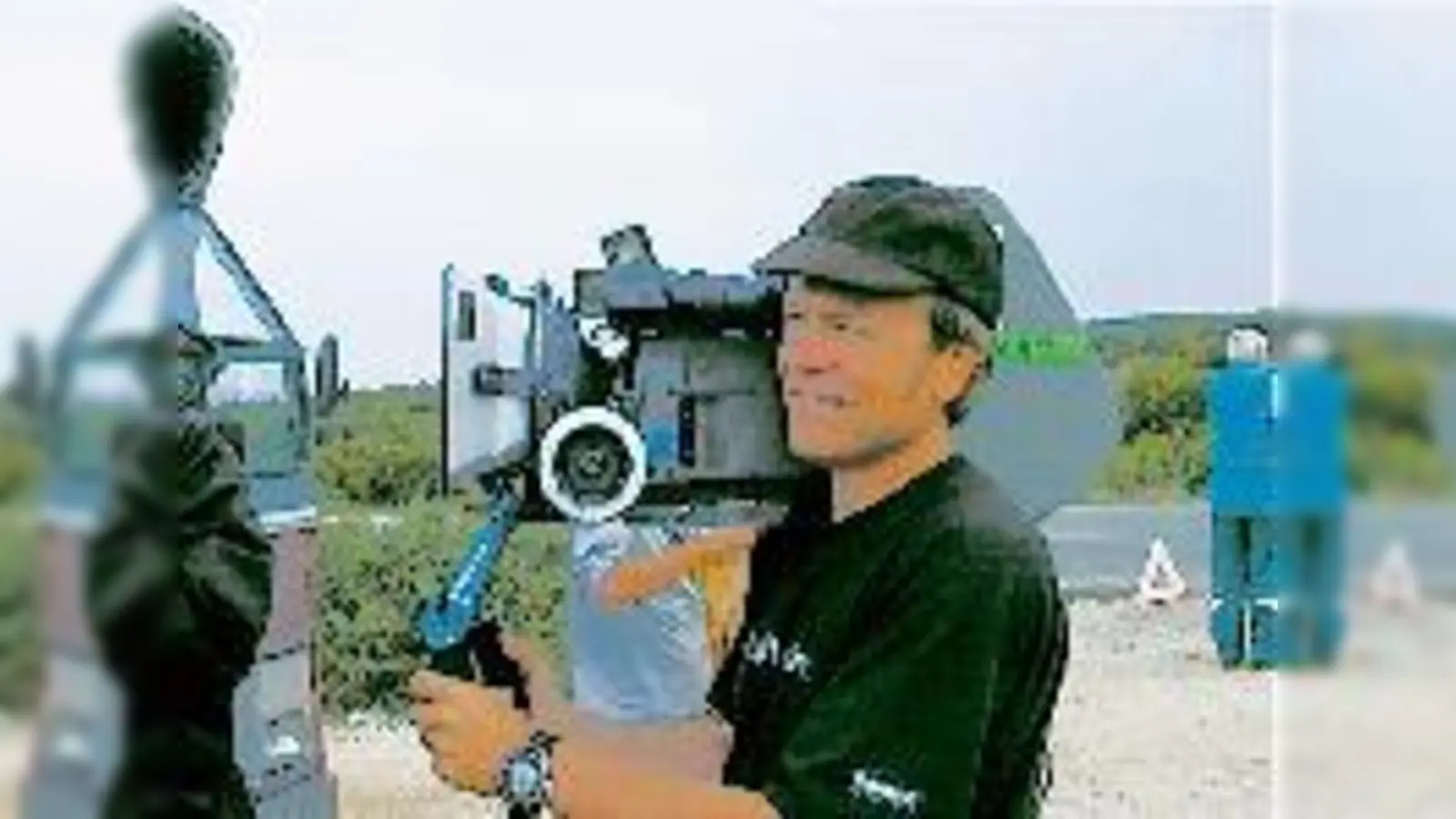 »Alles Einstellungssache«  allerdings ist Regisseur Maximilian Engert (o.r.) nicht immer mit der Kamera zufrieden. Kameramann Jan (u.r.) nimmts locker, auch bei der Szene im Bus.	 (Fotos: privat)