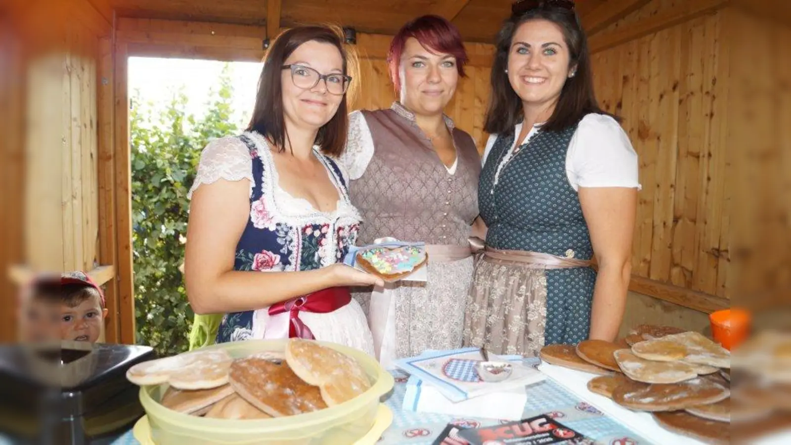 Sophie Koritzke, Melanie Sattler und Sabrina Horelt (v.li.) stellten die Integrative Kinderkrippe Germering vor. „Wir nehmen Kinder ab neun Monaten”, erklärte Sabrina Horelt. Zur Förderung von behinderten Kindern kommen Therapeuten ins Haus. (Foto: pst)