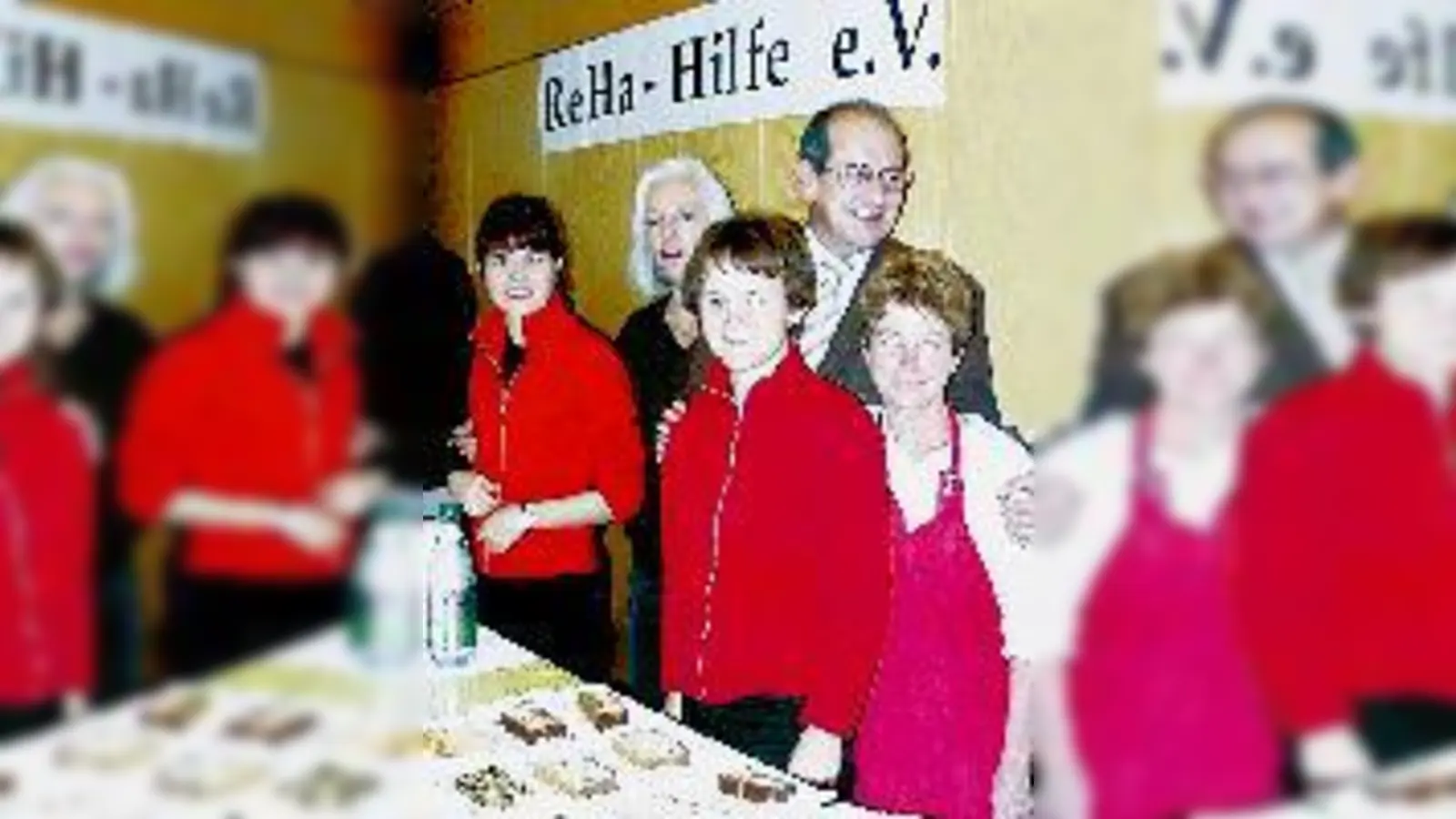 Gut lachen hat Dr. Josef Zormaier (Mitte), Organisator des Weihnachtsbasars.	 (Foto: Reha-Hilfe e. V.)