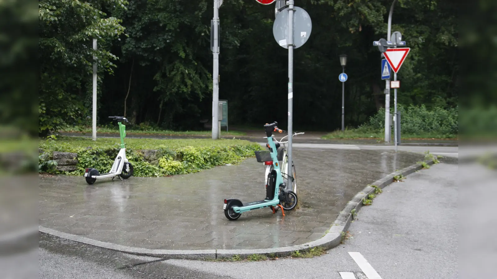 Liegt&#39;s am Regen? Nur noch zwei Scooter standen auf der Verkehrsinsel am Kreppeberg. (Foto: gcdw)