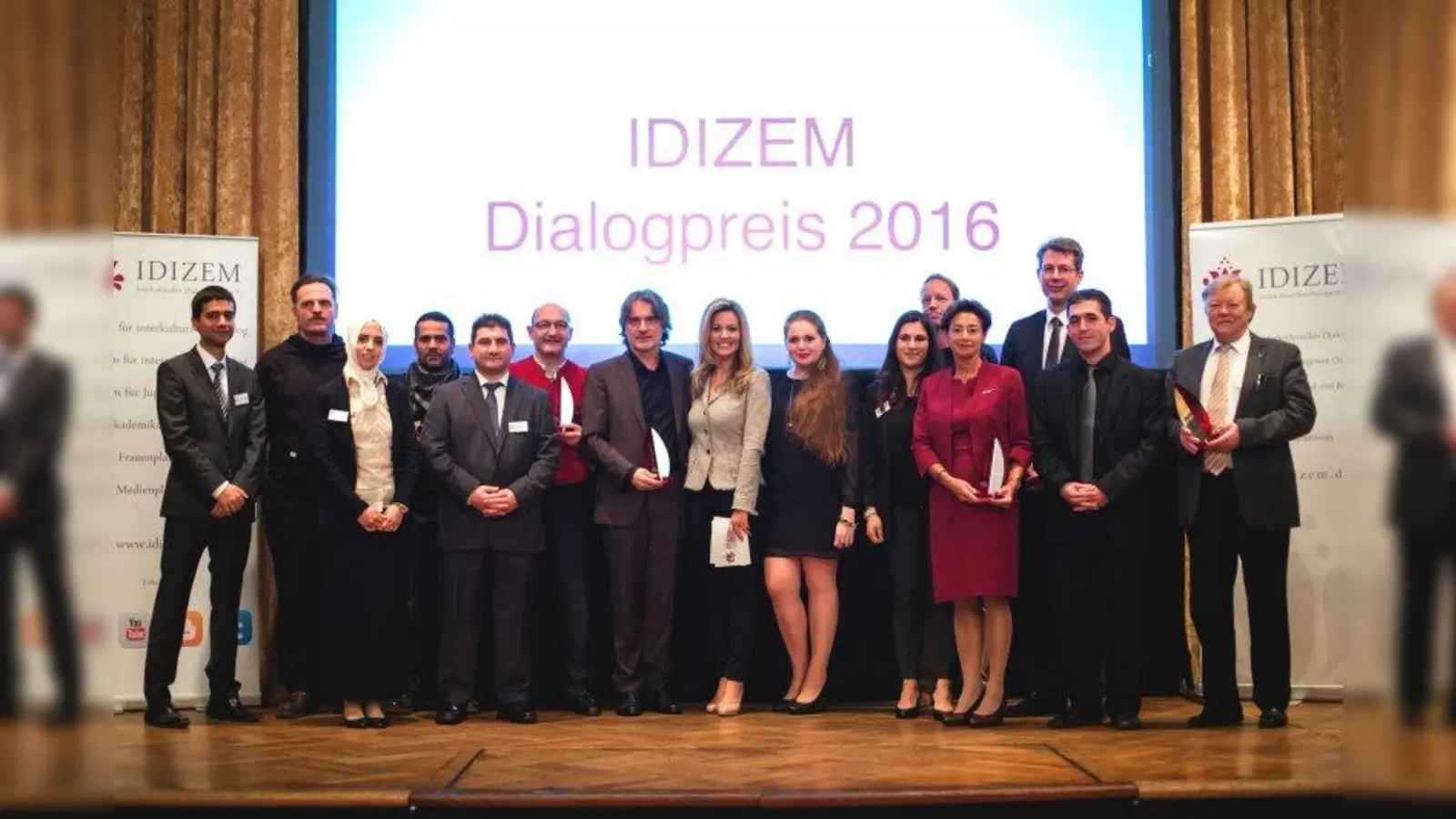 Mehmed Celik, Vorsitzender von IDIZEM, (links) mit den Preisträgern und Laudatoren im Künstlerhaus. (Foto: Idizem)