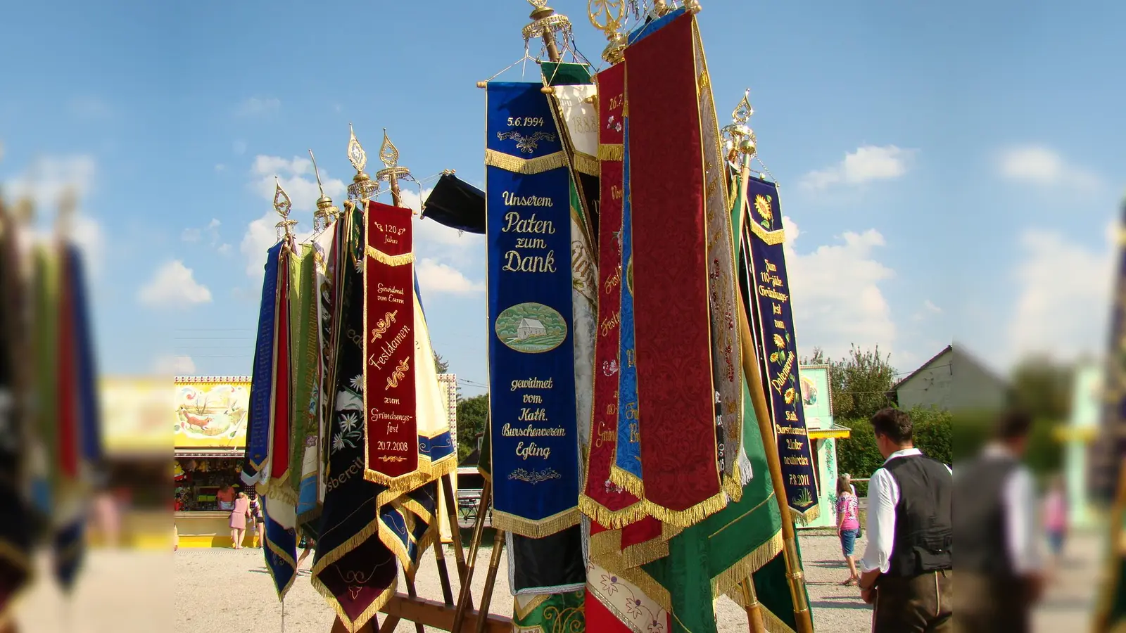 Eine aufwändig bestickte Vereinsfahne ist die Visitenkarte vieler Vereine. Dafür könnten Zuschüsse aus dem Stadtbezirksbudget beantragt werden.  (Foto: pst)
