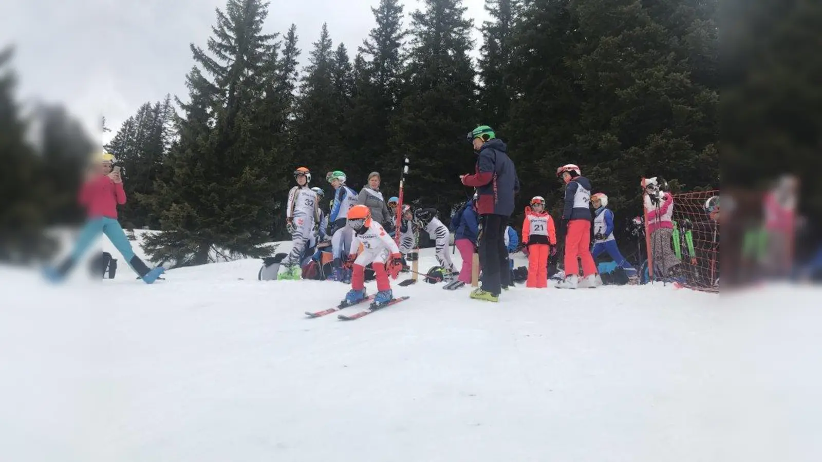 Germeringer Stadtmeisterschaft: Peter Duerr (mit grünem Helm) beim Start von Frederick Batschari (6 Jahre) (Foto: Isabel von Ehrlich / SV Germering)