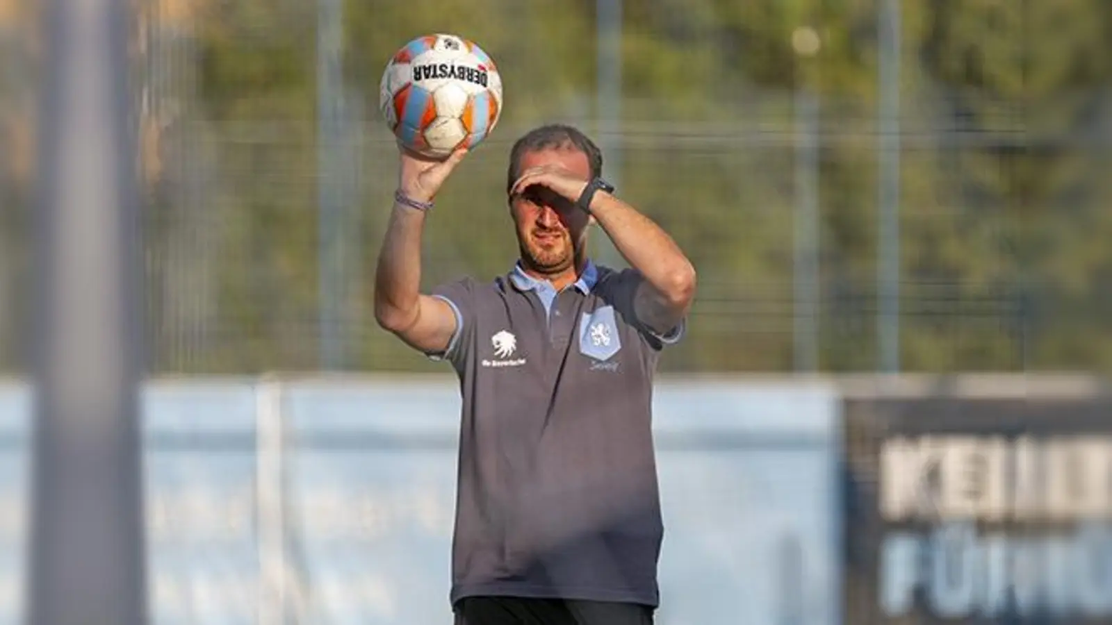 Noch einmal selbst am Ball: Amateur-Löwen-Trainer Andreas Kopfmüller.  (Foto: Anne Wild)
