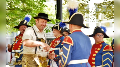 Hofgartenleiter A. Bauer präsentierte am Stand der Schlossverwaltung eine kleine Ausstellung zur Obstarche sowie die daraus resultierenden Schlossbrände. (F.: L. Haslinger, D. Falkenberg)