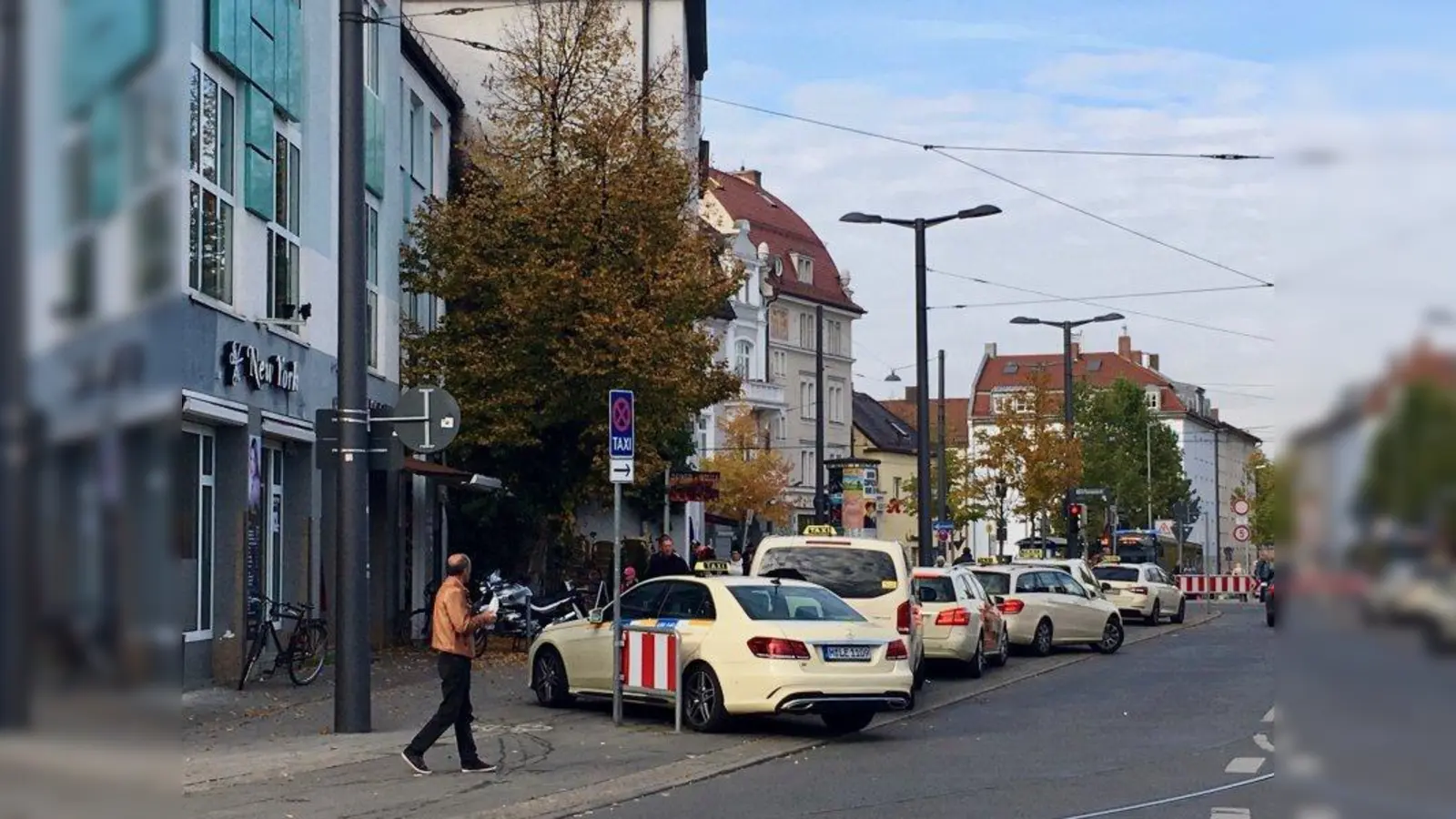 Immer Ärger mit den Taxis? Der Bahnhofsplatz lässt wenig Platz für alle Verkehrsteilnehmer. Auch der Standort der Taxis ist vorerst auf Probe eingerichtet. Behinderungen auf dem Fuß- und Radweg sollte es nicht geben, sind leider aber Alltag. (Foto: us)