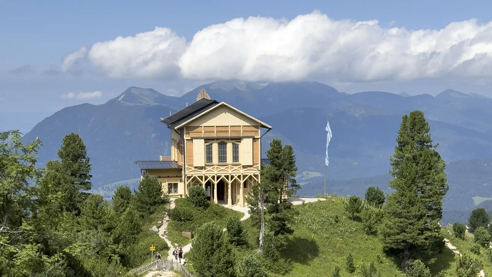 Vor dem Königshaus am Schachen wird zu Ehren des Erbauers, Ludwig II., ein Gottesdienst unter freiem Himmel gefeiert.  (F.: Bay. Schlösserverw., Maria Scherf/ Veronika Freudling)