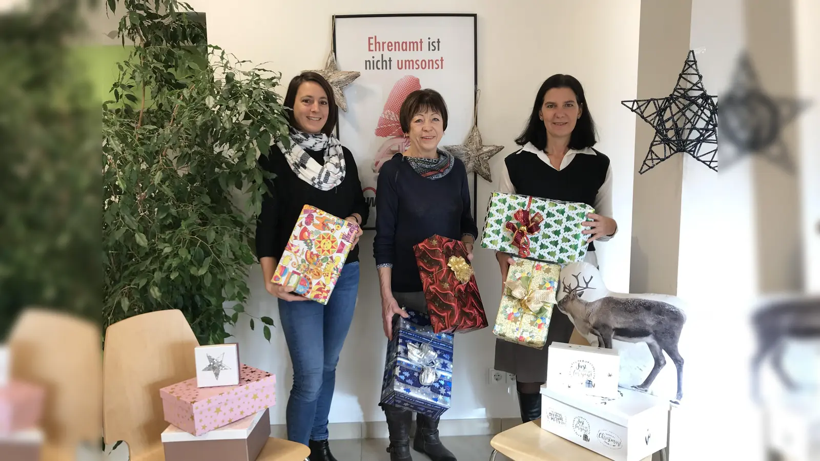 Veronika Meßner, Christa Baron und Elke Schiller von der AWO-Nachbarschaftshilfe freuen sich über eifrige Spender für die jährliche Weihnachtsaktion.  (Foto: hw)