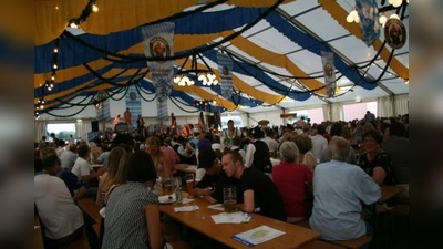 Auch heuer hoffen die Wiesnräte zusammen mit dem neuen Festwirt Gerhard Widmann auf guten Besuch. (Foto: Archiv)