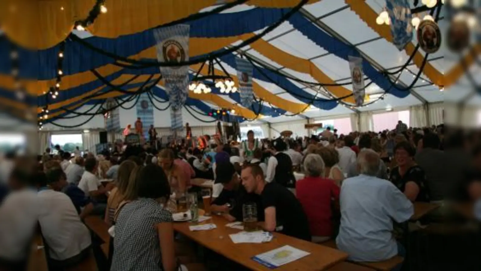 Auch heuer hoffen die Wiesnräte zusammen mit dem neuen Festwirt Gerhard Widmann auf guten Besuch. (Foto: Archiv)